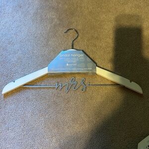 Pearhead Bridal Hanger with Silver 'Mrs' Design